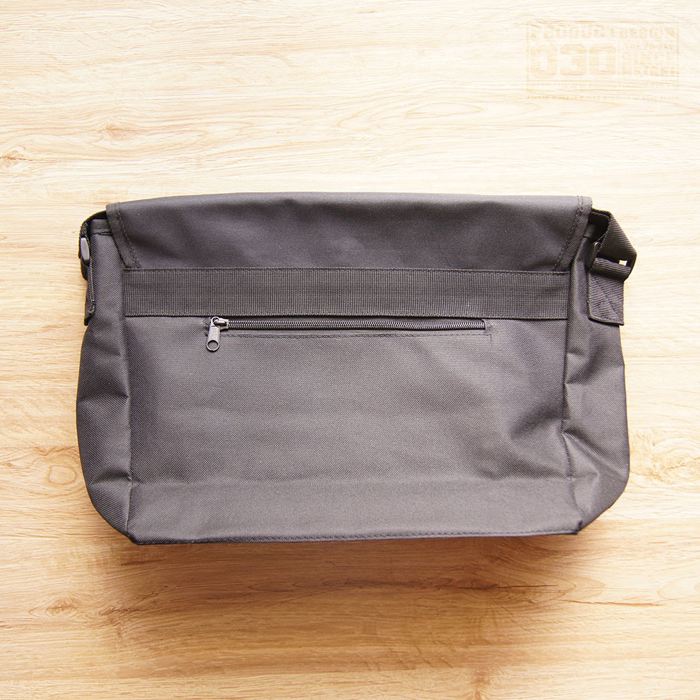 メッセンジャーバッグ_背面